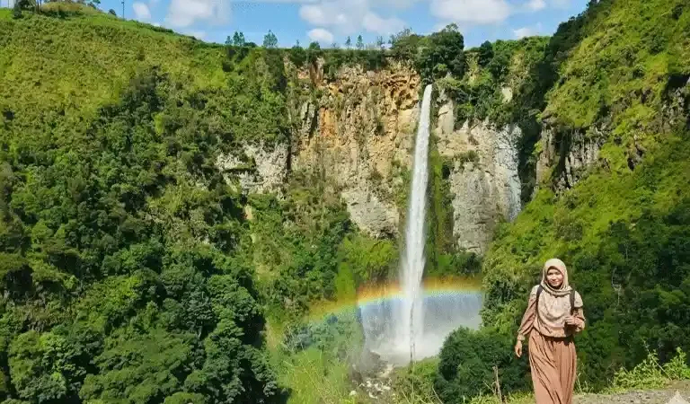 Menjelajahi Keindahan Air Terjun Sipiso-Piso di Sumatera Utara