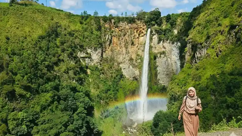 Menjelajahi Keindahan Air Terjun Sipiso-Piso di Sumatera Utara